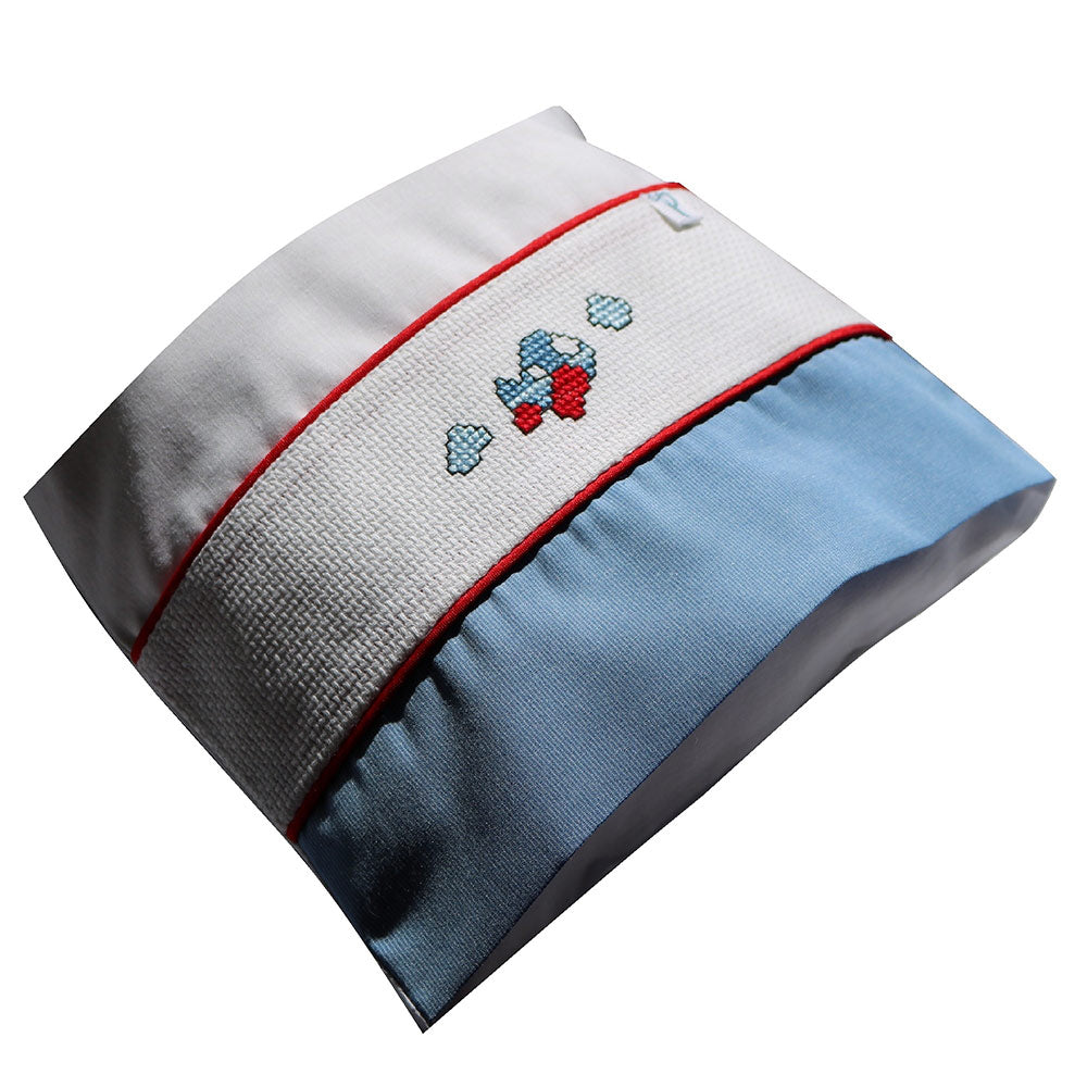 almohada avion azul y rojo