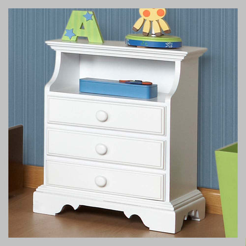 mesa de noche clasica de tres cajones cafes