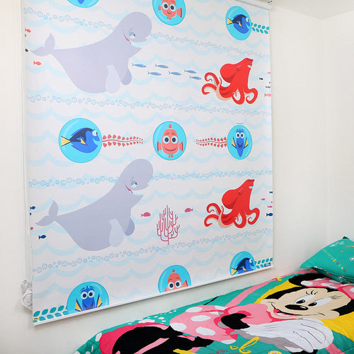 cortina enrollable diseno dory friends en tela screen  1 40 ancho x 1 80 alto