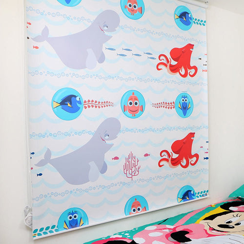 cortina enrollable diseno dory friends  en tela blackout  1 60 ancho x 1 80 alto